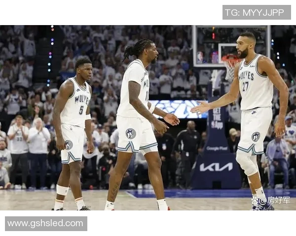 魔术队与森林狼在赛场上爆发激烈斗殴引发球迷热议和媒体关注